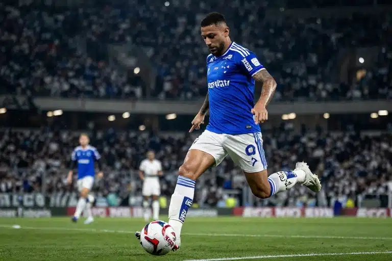 Cruzeiro Desafia Corinthians com Risco de Suspensões e Olho no G-4