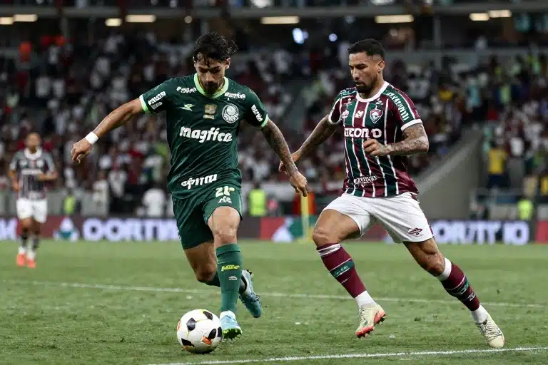Palmeiras Vê Pressão Crescer em Duelo Decisivo Contra o Fluminense
